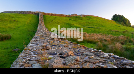 Ansicht der Hadrianswall eine antike römische bleiben nach Westen in der Nähe von Knag Burn in Richtung Housestead in Northumberland, England UK Stockfoto