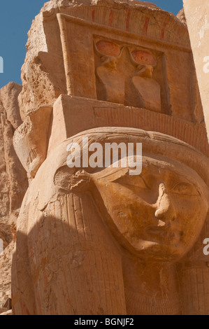 Weibliche Statuen Detail aus dem Tempel der Hatsehpsut in Luxor, Ägypten. Stockfoto