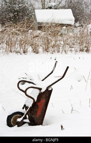 Eine Schubkarre in einem Garten Zuteilung unter den tiefen Schnee der Winter 2009/2010 in Seer Green Buckinghamshire UK Stockfoto