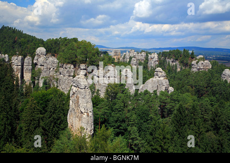 Felsformationen aus Sandstein im Wald, Riesengebirge / Riesengebirge, Tschechische Republik Stockfoto