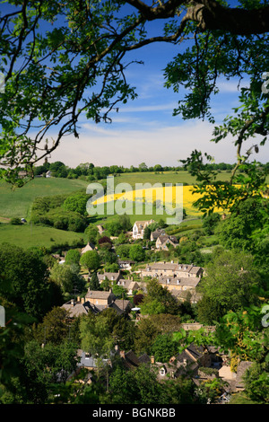 Landschaftsansicht Stein gebaut Cottages Naunton Dorf Gloucestershire Cotswolds England UK Stockfoto