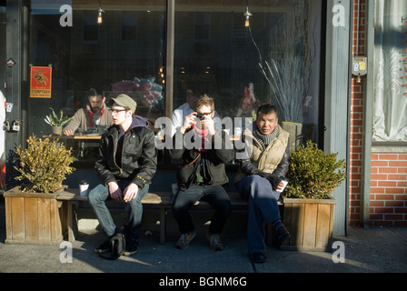 Bewohner des Viertels Bushwick, Brooklyn in New York sitzen ein Coffee-shop Stockfoto