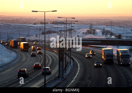 Autobahn M62 bei Einbruch der Dunkelheit im Winter. In der Nähe von Rochdale, herab aus der Pennines, Blick in Richtung Manchester. UK Stockfoto