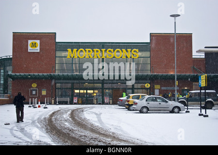 Nur wenige Kunden unter eisigen Bedingungen bei Safeway-Supermarkt, Whitefield, Manchester, UK Stockfoto