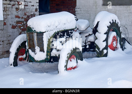 Traktor im Schnee, in der Nähe von Littleborough, Pennine Hills, größere Manchester, UK Stockfoto