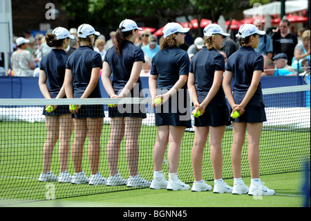 Ball Mädchen Line-up auf Platz vor einem Spiel bei den Aegon International 2009 Tennis Championships in Devonshire Park Eastbourne Stockfoto