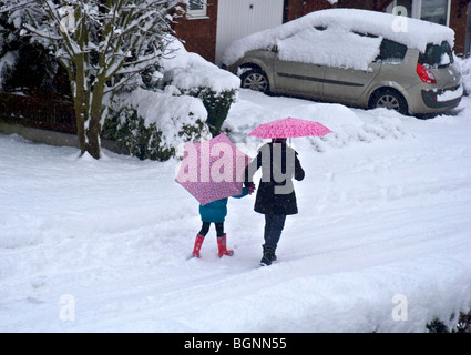 Zu Fuß zur Schule in Schneeverhältnissen, Unsworth, Bury, größere Manchester, UK Stockfoto