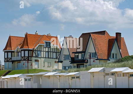 Strand-Hütten und Häuser im Stil der Belle Époque der Consession am Meer resort De Haan, West-Flandern, Belgien Stockfoto