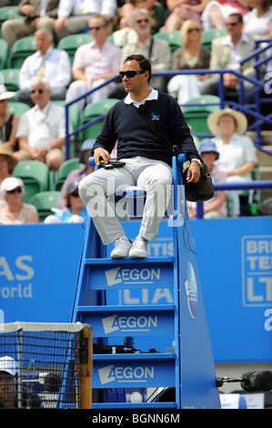 Männlichen Tennis Schiedsrichter Uhren eine Übereinstimmung bei den Aegon International 2009 Tennis Championships in Devonshire Park Eastbourne Stockfoto