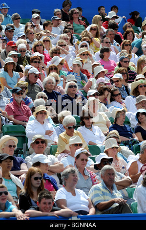 Zuschauer genießen die Aktion bei den Aegon International 2009 Tennis Championships in Devonshire Park Eastbourne Stockfoto