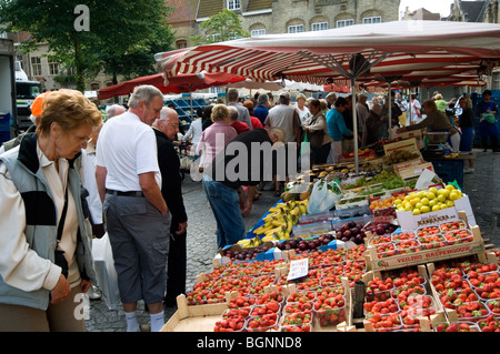 Kunden, die auf der Suche nach Obst auf frisch-Markt Stockfoto