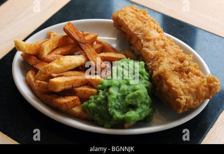 Ein Teller mit Fisch Chips und Erbsenpüree Stockfoto