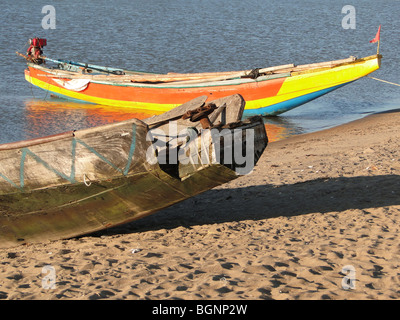 Bunte Fischerboote gestrandet für die Nacht in Puri, Indien Stockfoto