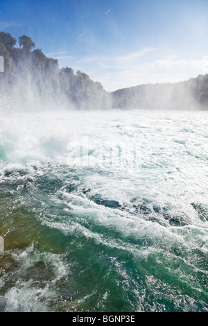 Rheinfall. Berühmten Wasserfall der Schweiz. Blick von der Plattform am Wasserfall. Stockfoto