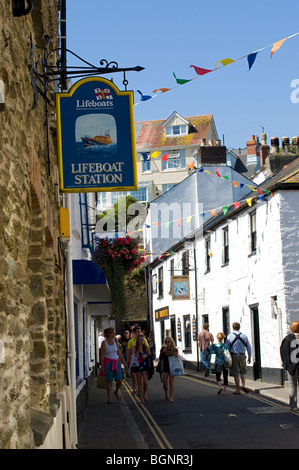 Die RNLI-Rettungsstation Gebäude außen in Union Street, Salcombe, England und die nahe gelegenen Fortescue Inn. Stockfoto