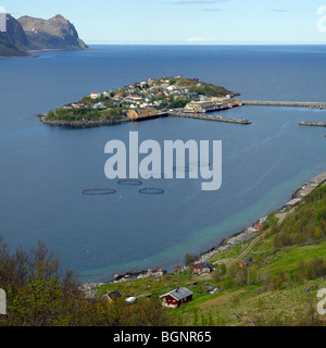 Fischersiedlung auf einer kleinen Insel. Husøy auf Senja, Troms, Nord-Norwegen Stockfoto