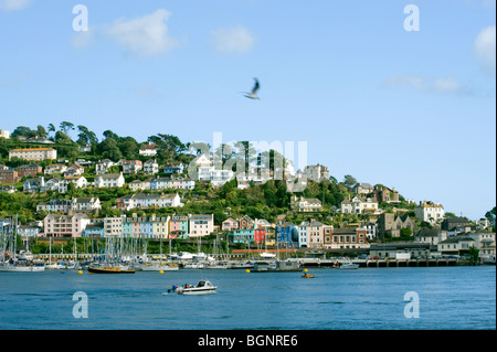 Ein Blick auf die bunten Häuser in Kingswear Dartmouth seitlich von der Mündung Stockfoto