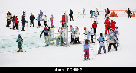 Kinder lernen Skifahren; Junge Kinder in der Skischule Skifahren auf Kindergärten Pisten in Skischule, Avoriaz, Morzine, Französische Alpen, Frankreich Stockfoto