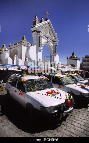 Die tägliche "Automobile" Segenszeremonie vor der Kathedrale in Copacabana. Bolivien. Stockfoto