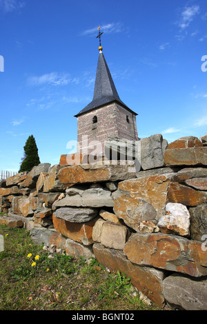 Kirche mit Steinhaufen, Brut- und Rastplatz für Hebamme-Kröte (Alytes Obstetricans), Belgien Stockfoto