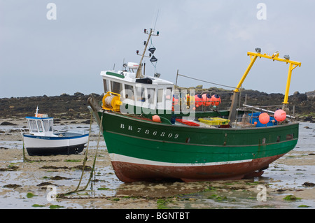 Angelboote/Fischerboote am Strand bei Ebbe, Bretagne, Frankreich Stockfoto