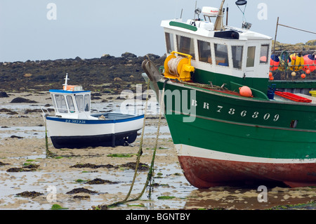 Zwei Fischerboote am Strand bei Ebbe, Bretagne, Frankreich Stockfoto