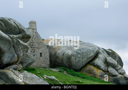 Altes Zollhaus, eingekeilt zwischen den Felsen bei Menez Ham / Meneham, Kerlouan, Finistère, Bretagne, Frankreich Stockfoto