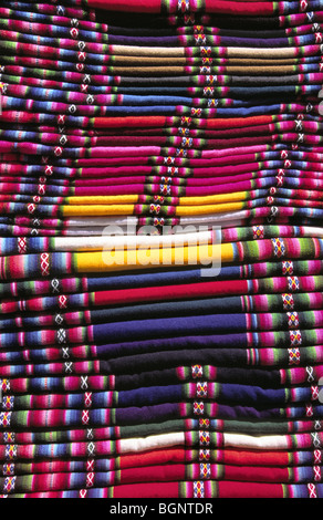 Traditionelle Textilien zum Verkauf in La Paz. Bolivien. Stockfoto