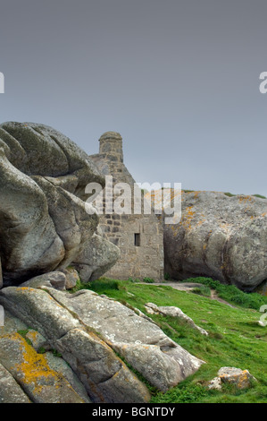 Altes Zollhaus, eingekeilt zwischen den Felsen bei Menez Ham / Meneham, Kerlouan, Finistère, Bretagne, Frankreich Stockfoto