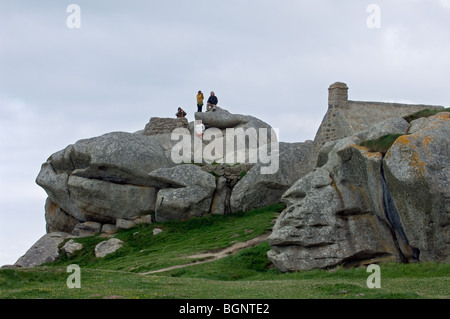 Altes Zollhaus, eingekeilt zwischen den Felsen bei Menez Ham / Meneham, Kerlouan, Finistère, Bretagne, Frankreich Stockfoto