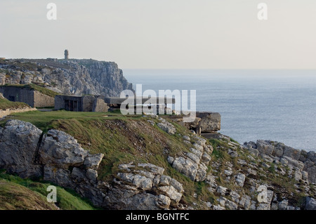 Deutsche Bunker, Teil des Atlantikwalls / Atlantik-Wall und der Croix de Lorraine bei Pen Hir, Bretagne, Frankreich Stockfoto