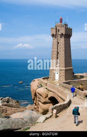 Die Pors Kamor Leuchtturm entlang der Côte de Granit rose / rosa Granit Küste bei Ploumanac'h, Côtes-d ' Armor, Bretagne, Frankreich Stockfoto