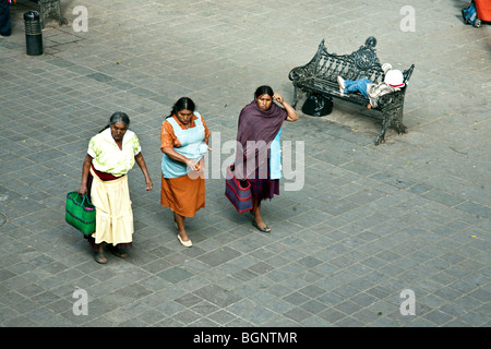 drei einheimische indische Frauen ernsthaft unterhalten überqueren das Plaza Zócalo im zentralen Stadtteil von Oaxaca-Stadt Mexiko Stockfoto