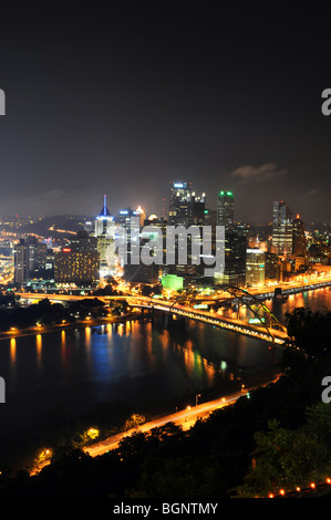 Pittsburgh Skyline bei Nacht im Hochformat Stockfoto