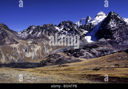 Anfahrt-Berge und See Charkothia. Cordillera Real in Bolivien. Stockfoto