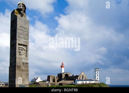 WW1-Denkmal am Pointe Saint-Mathieu mit seinen Leuchtturm und Abbey Ruinen, Finistère, Bretagne, Frankreich Stockfoto