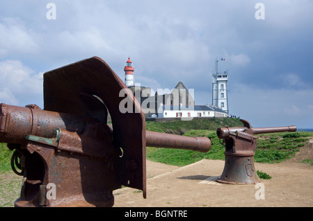 Ersten Weltkrieg Kanonen auf die Pointe Saint-Mathieu mit seinen Leuchtturm und Abbey Ruinen, Finistère, Bretagne, Frankreich Stockfoto