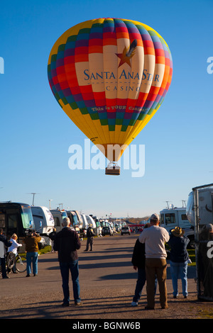 Heißluftballons über RV bei "The Rally" schweben. Albuquerque, New Mexico, USA. Stockfoto