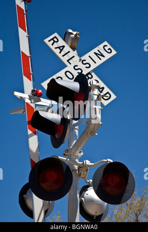 Bahnübergang mit Schranke, Zeichen und Warnleuchten an Cerrillos auf den Türkis Trail, New Mexico, USA Stockfoto