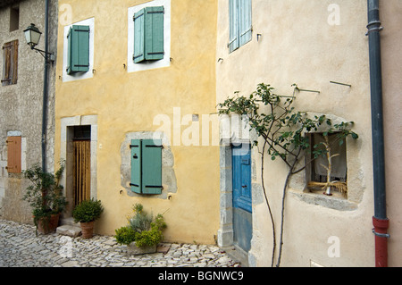 Bunte Housefronts / Fassaden in Gasse des mittelalterlichen Dorfes Banon, Alpes-de-Haute-Provence, Provence, Frankreich Stockfoto