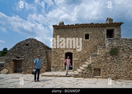 Touristen in der restaurierten Village des Bories mit seinen traditionellen Stein gallischen Hütten, Gordes, Vaucluse, Provence, Frankreich Stockfoto