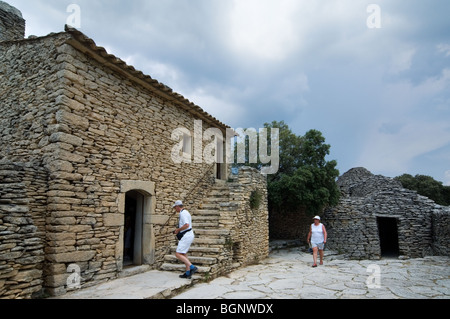 Touristen in der restaurierten Village des Bories mit seinen traditionellen Stein gallischen Hütten, Gordes, Vaucluse, Provence, Frankreich Stockfoto