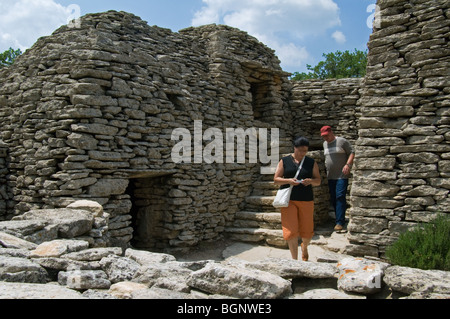 Touristen in der restaurierten Village des Bories mit seinen traditionellen Stein gallischen Hütten, Gordes, Vaucluse, Provence, Frankreich Stockfoto