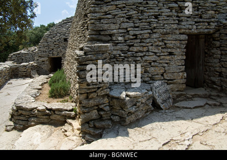 Der restaurierten Village des Bories mit seinen traditionellen Stein gallischen Hütten, Gordes, Vaucluse, Provence, Frankreich Stockfoto