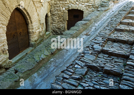 Eine Steintreppe in steilen Gasse des mittelalterlichen Dorfes Gordes, Vaucluse, Provence-Alpes-Côte d ' Azur, Provence, Frankreich Stockfoto