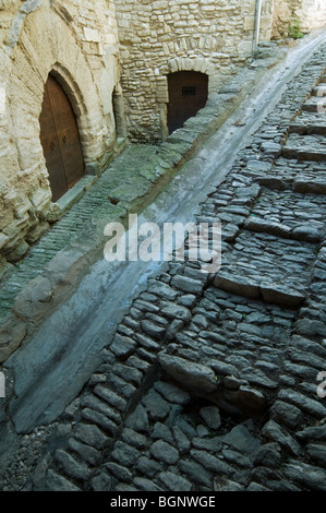 Eine Steintreppe in steilen Gasse des mittelalterlichen Dorfes Gordes, Vaucluse, Provence-Alpes-Côte d ' Azur, Provence, Frankreich Stockfoto