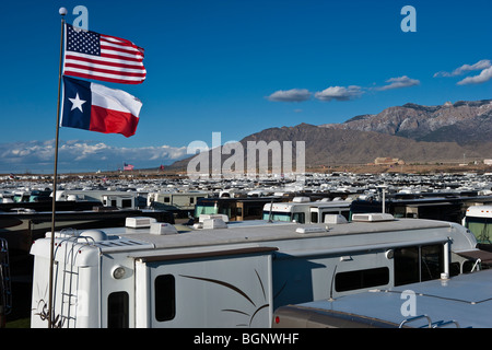 Große Sammlung von 2300 RV Bohrinseln bei "The Rally". Albuquerque, New Mexico, USA. Stockfoto