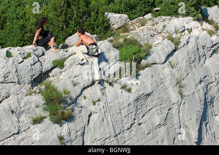 Sportkletterer Klettern der steilen Kalksteinklippen in die Schlucht Gorges du Verdon / Verdon Schlucht, Provence, Frankreich Stockfoto