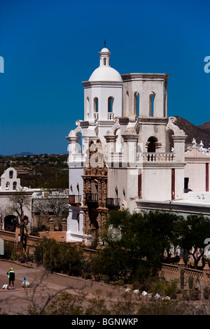 Mission San Xavier del Bac befindet sich im Tal von Santa Cruz neun Meilen südlich von Tucson, Arizona, Vereinigte Staaten Stockfoto