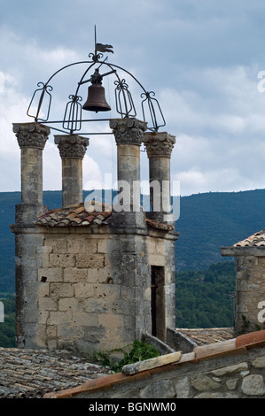 Typische Schmiedeeisen Glockenturm in dem mittelalterlichen Dorf Lacoste, Vaucluse, Provence-Alpes-Côte d ' Azur, Provence, Frankreich Stockfoto